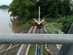 Plengsengan Dibawah Jembatan Padangan-Kasiman Longsor, Ancam Keselamatan Warga