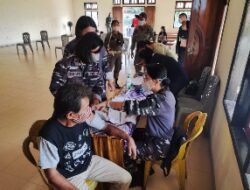 Masyarakat Maritim Terima Vaksinasi Dosis Kedua dari Lantamal VIII