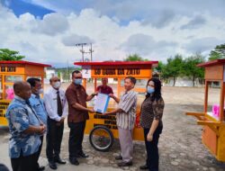 Wabup Nias Barat Serahkan Bantuan Gerobak Kepada Pedagang Kaki Lima
