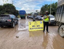 Personil Polres Muaro Jambi Urai Kemacetan di Jalan Lintas Jambi – Palembang KM 14