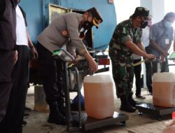 Kapolres Bojonegoro Bersama Dandim Pantau Pendistribusian 10 Ribu Liter Migor