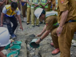 Bupati Nias Barat Letakan Batu Pertama Pembangunan Drainase, Trotoar Dan Lampu Jalan Ibu Kota Nias Barat