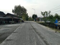 Berdebu dan Rusaknya Cor Lantai Kerja Jalan Poros Kecamatan Purwosari – Tambakrejo Dikeluhkan Warga
