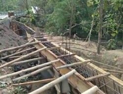 Diduga Proyek Siluman Sempat Mangkrak, Juga Ditemukan Stek Besi pada Pembangunan TPT
