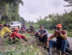 Desa Kota Padang Gotong royong Tebas Bayang Di Sepanjang Jalan Desa