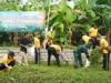 Kapolres Bojonegoro Beserta Jajaran, Berkolaborasi Dengan Masyarakat Sumbertlaseh Guyub Bersihkan Saluran Sungai dan Sampah 