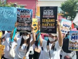 Ribuan Pekerja SPPG Kepung DPRD Bojonegoro, Desak MBG Tetap Berjalan dan Bersih dari Korupsi