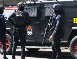 Brimob Bersenjata Lengkap Jaga Ketat Gedung Polda Metro Jaya jelang Konpers, 11 Kontainer Disiapkan