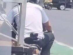 Jagat Media Sosial di Hebohkan Pembonceng Sepedah Motor di Duga Bawa Senjata Menyerupai Pistol