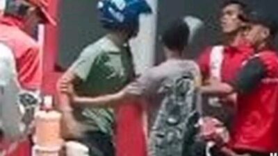 Viral Pengendara Motor dan Petugas SPBU Baku Hantam
